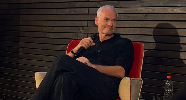 Martin McDonagh explica por qué aparece Víctor Jara cantando una canción de Violeta Parra en “Caballo Salvaje Nueve”, la película filmada en Rapa Nui
