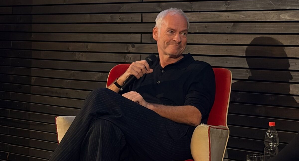 Martin McDonagh explica por qué aparece Víctor Jara cantando una canción de Violeta Parra en “Caballo Salvaje Nueve”, la película filmada en Rapa Nui